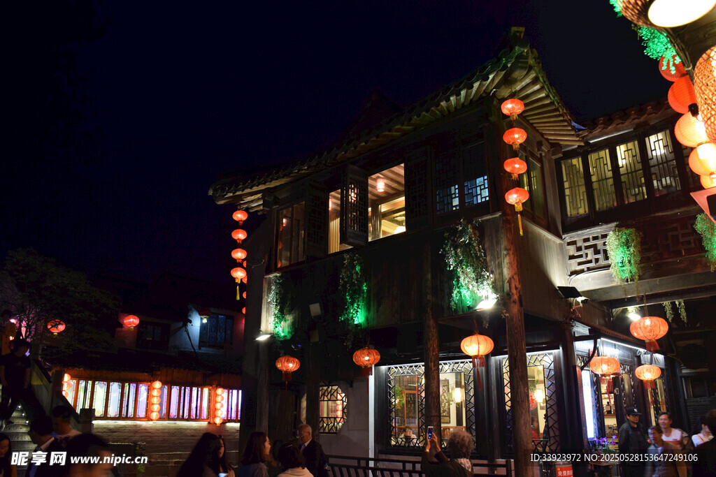 古街夜景燈火璀璨