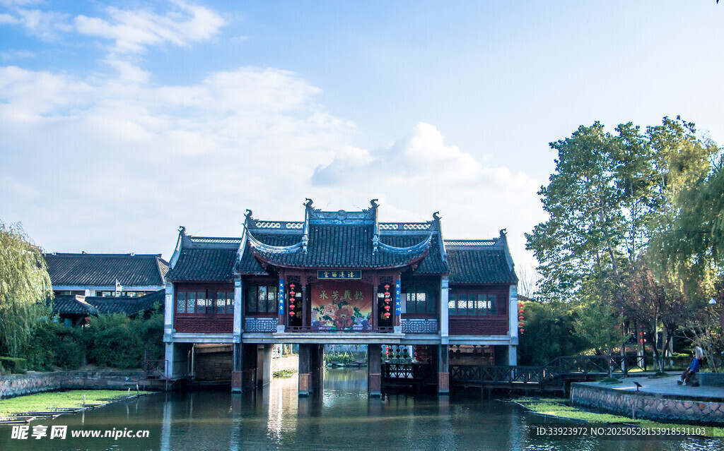 中式古建臨水而立