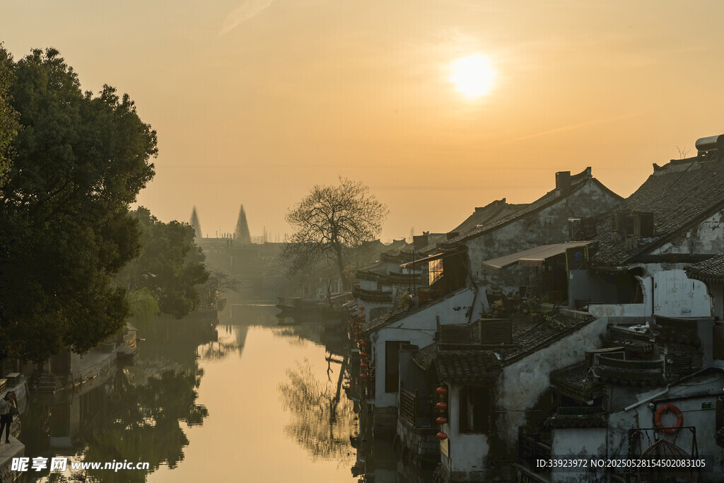 夕陽下的水鄉(xiāng)古樸景致
