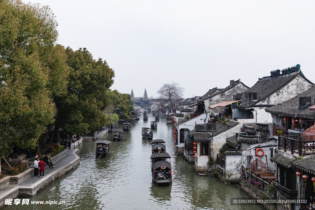 江南水鄉河道小船景致
