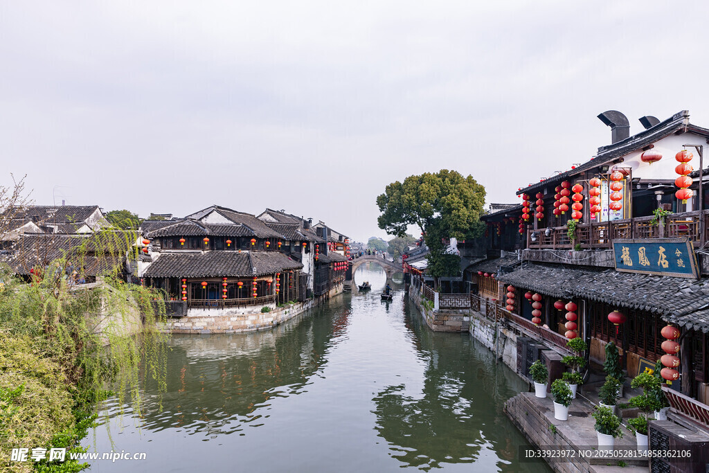 江南水鄉古鎮河道風景
