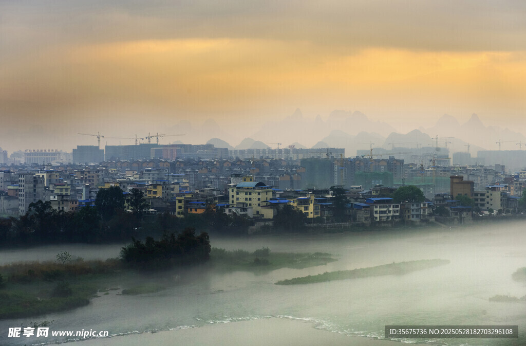 江邊城市晨曦美景