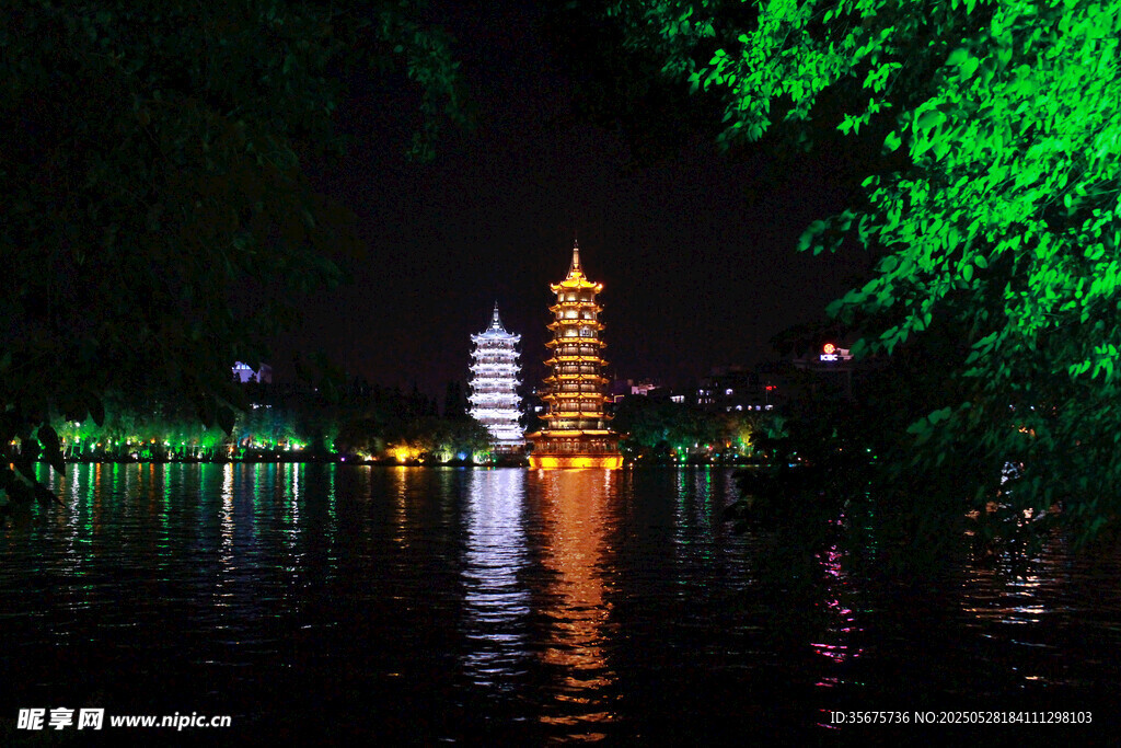 湖畔夜景古塔與璀璨燈火