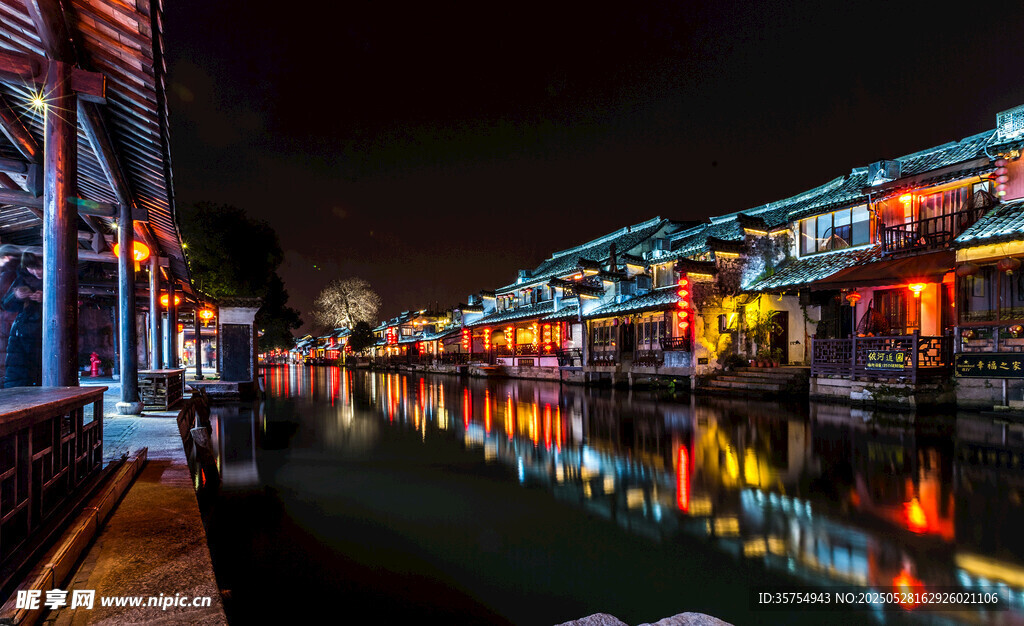 古鎮(zhèn)夜景燈火倒映水面