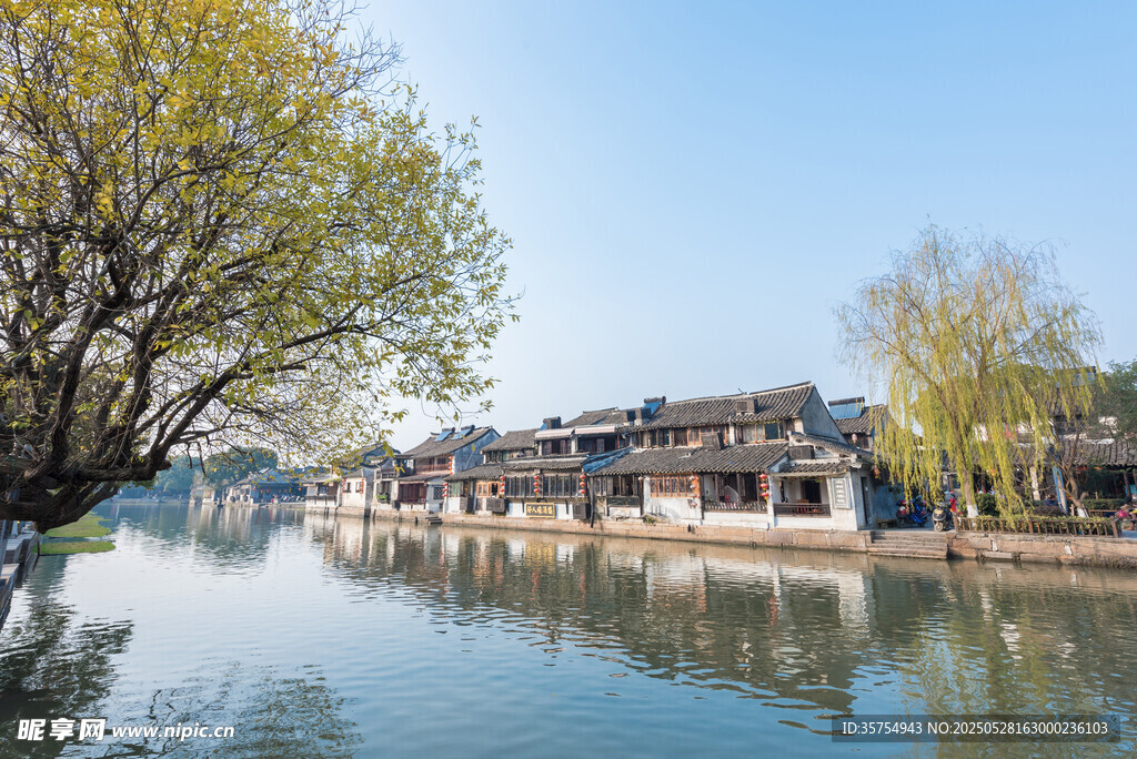 江南水鄉河畔古樸景致