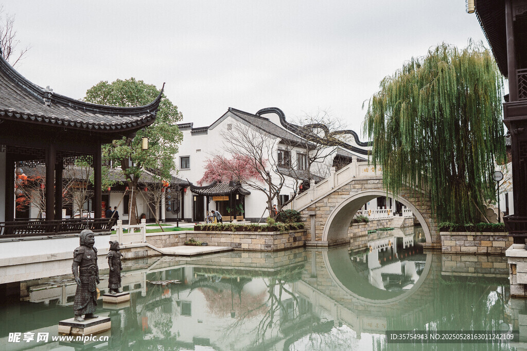 江南水鄉(xiāng)古橋畔的景致