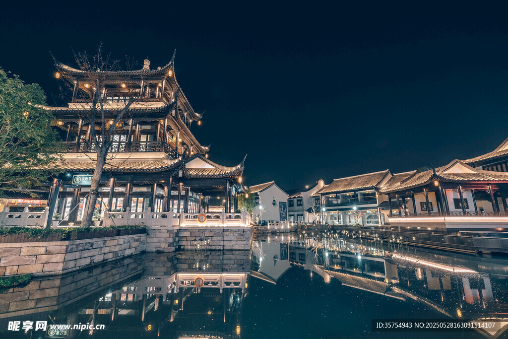 古建夜景映于平靜水面