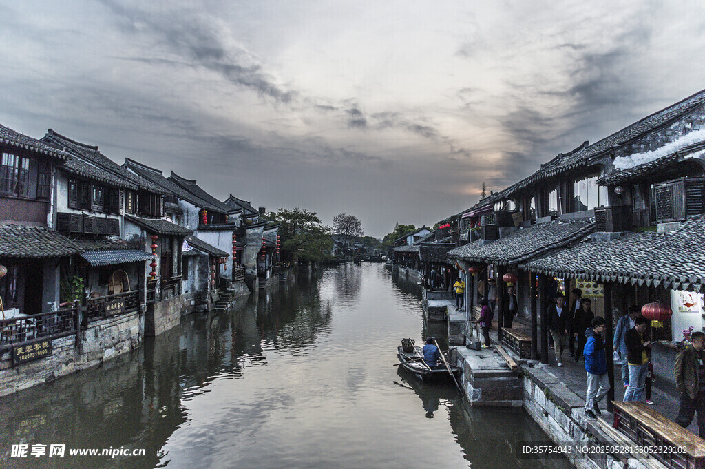 江南水鄉古鎮河道風景