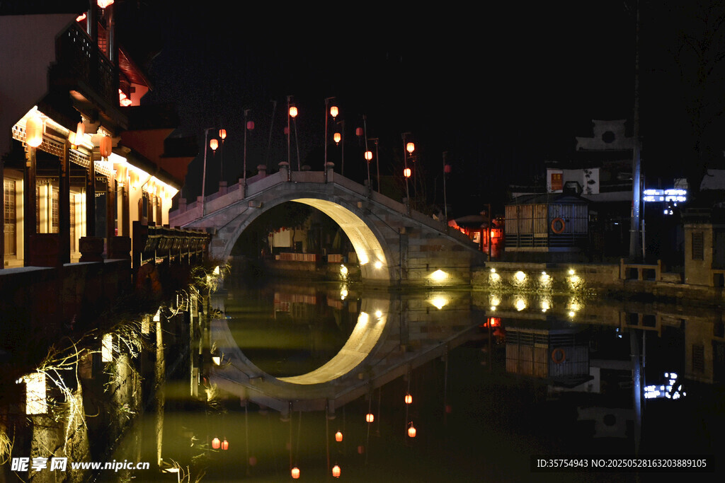 水鄉(xiāng)夜景拱橋倒映