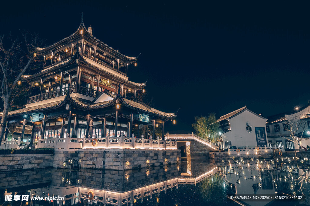 古建夜景映于靜謐水面