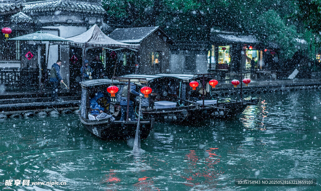 江南水鄉夜泊船只美景