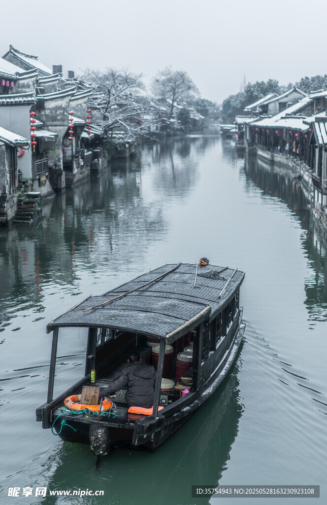 江南水鄉(xiāng)雪后烏篷船景