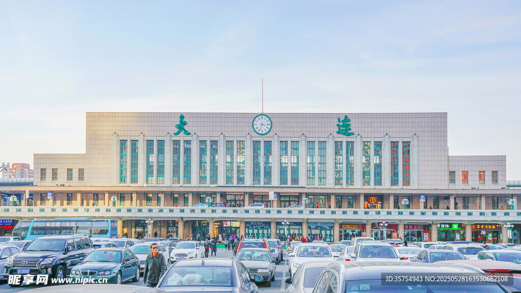 城市大型建筑前的停車場景