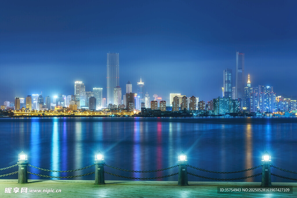 城市璀璨夜景臨水風光