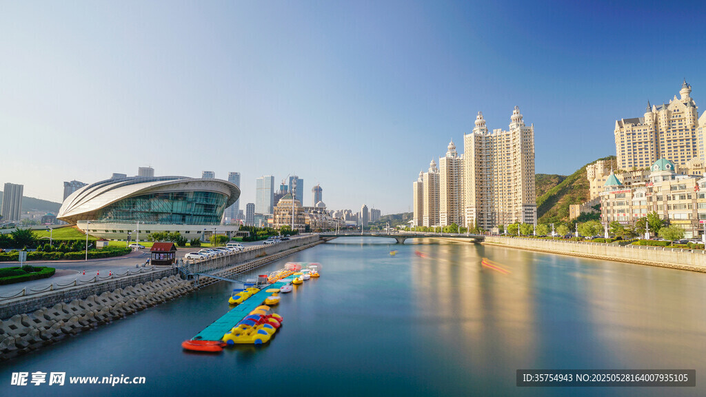 河畔多彩小船與城市風光