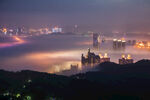 霧中城市夜景璀璨迷人