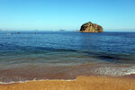 海邊沙灘與遠(yuǎn)處孤巖美景