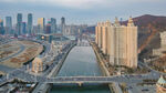 城市河畔高樓景觀俯瞰