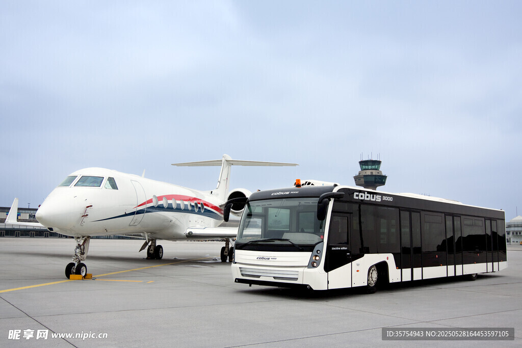 機場巴士停靠飛機旁