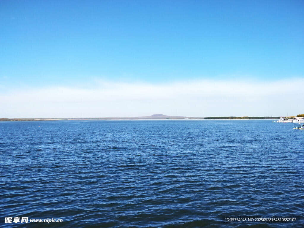 廣闊蔚藍(lán)海面遠(yuǎn)景