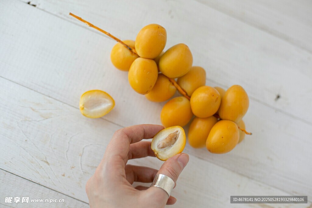 手剝美味黃皮果