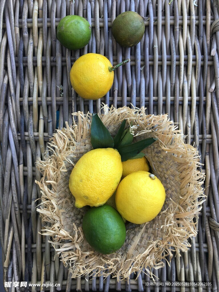 草籃中的鮮檸檬與青果