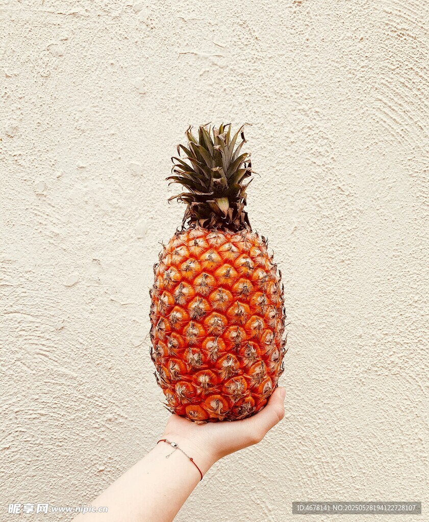 手托新鮮菠蘿特寫
