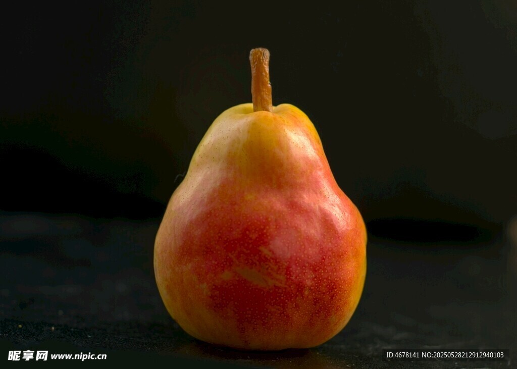 紅黃相間的新鮮梨子