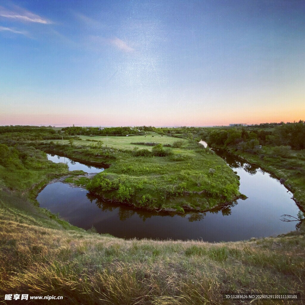 草原河畔美景