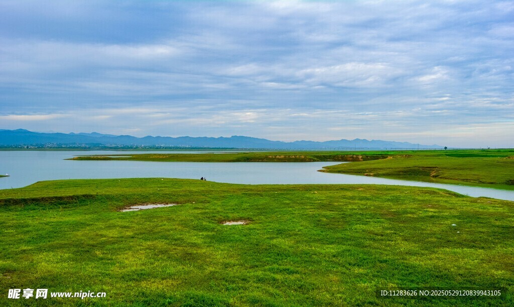 草原湖泊美景