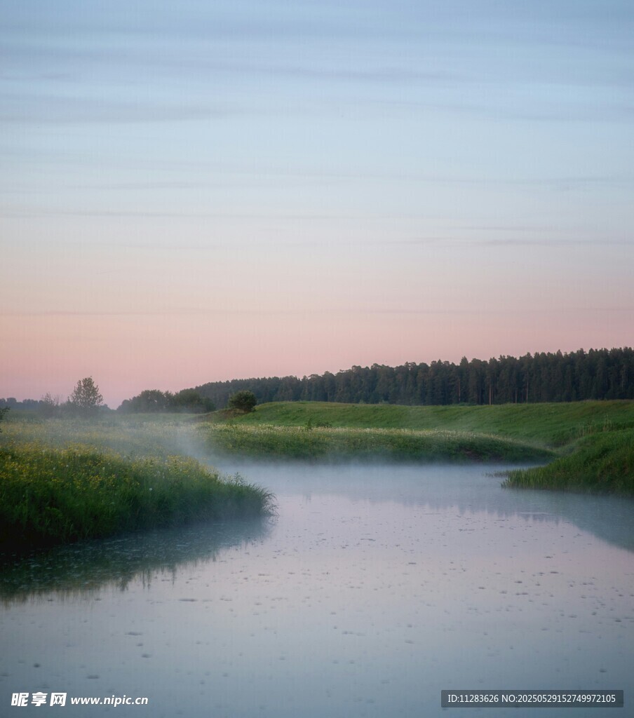河畔晨曦美景
