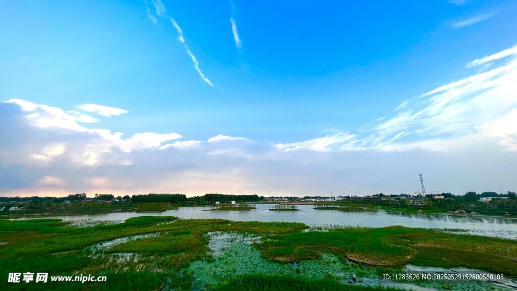 美麗河畔風(fēng)光