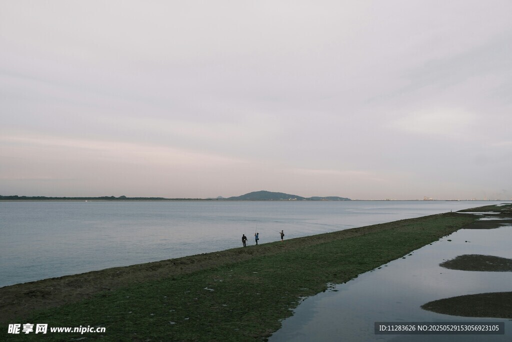 湖畔漫步美景