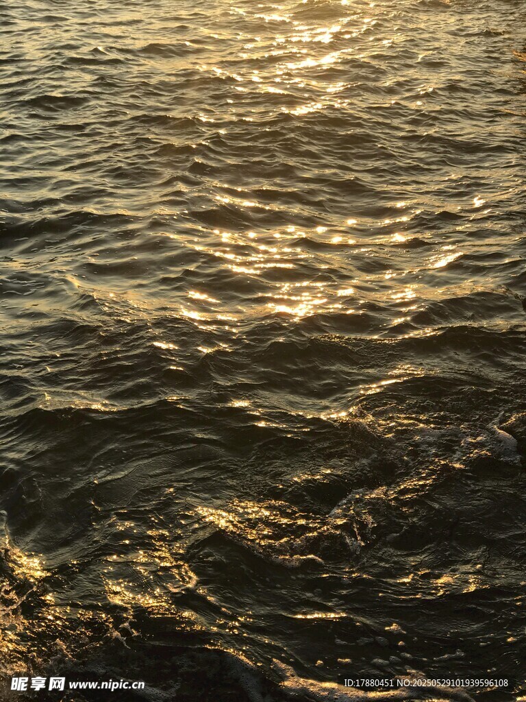 波光粼粼的水面