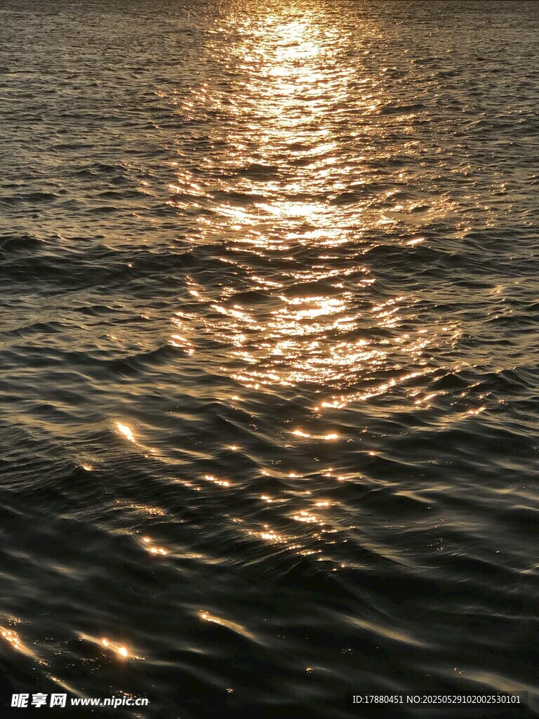 波光粼粼的水面