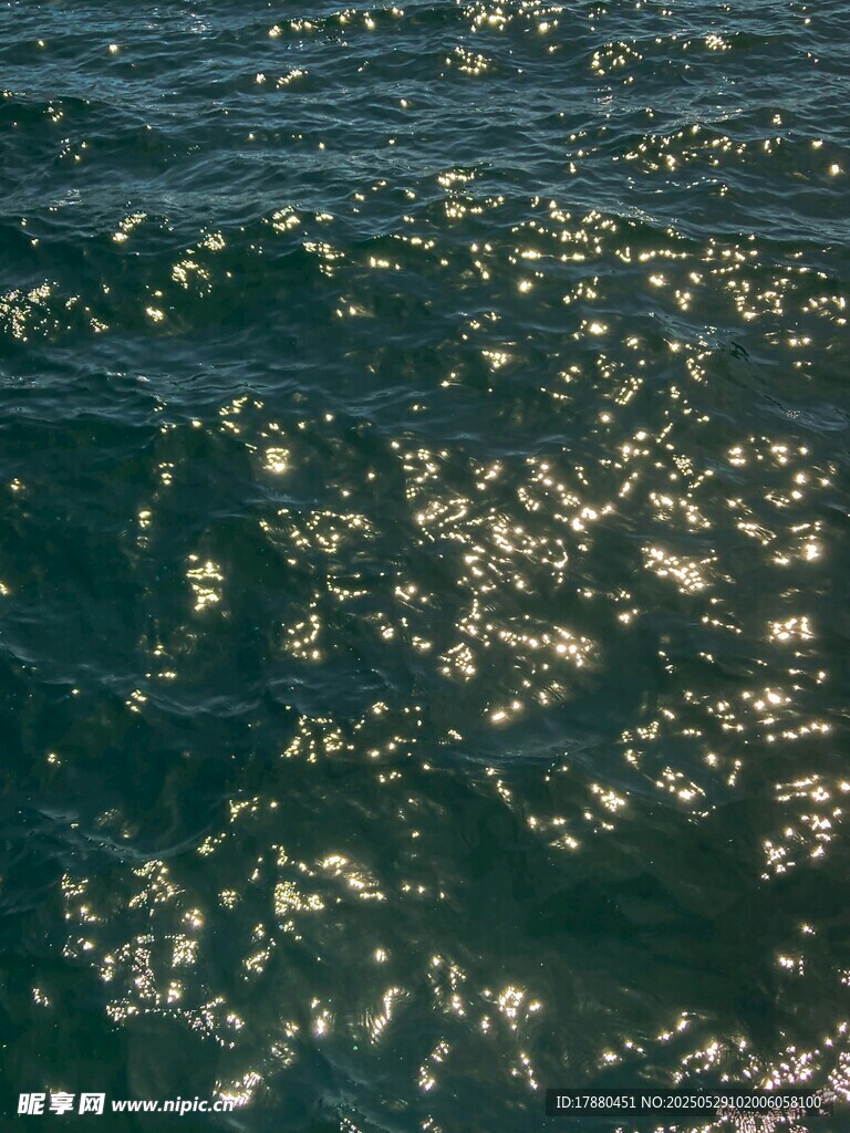波光粼粼的海面