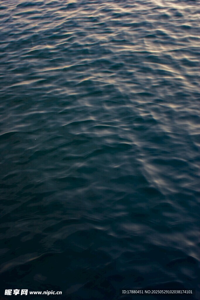 波光粼粼的海面