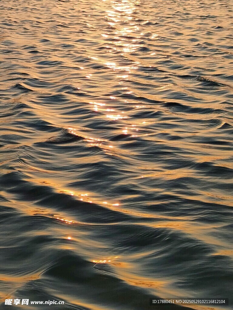 波光粼粼的水面