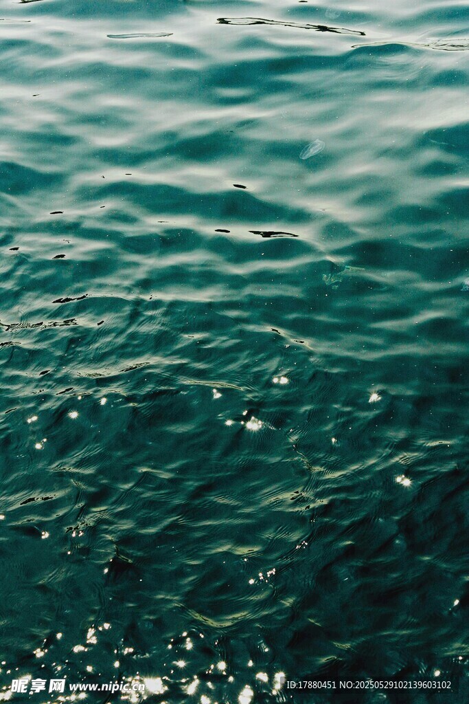 波光粼粼的海水