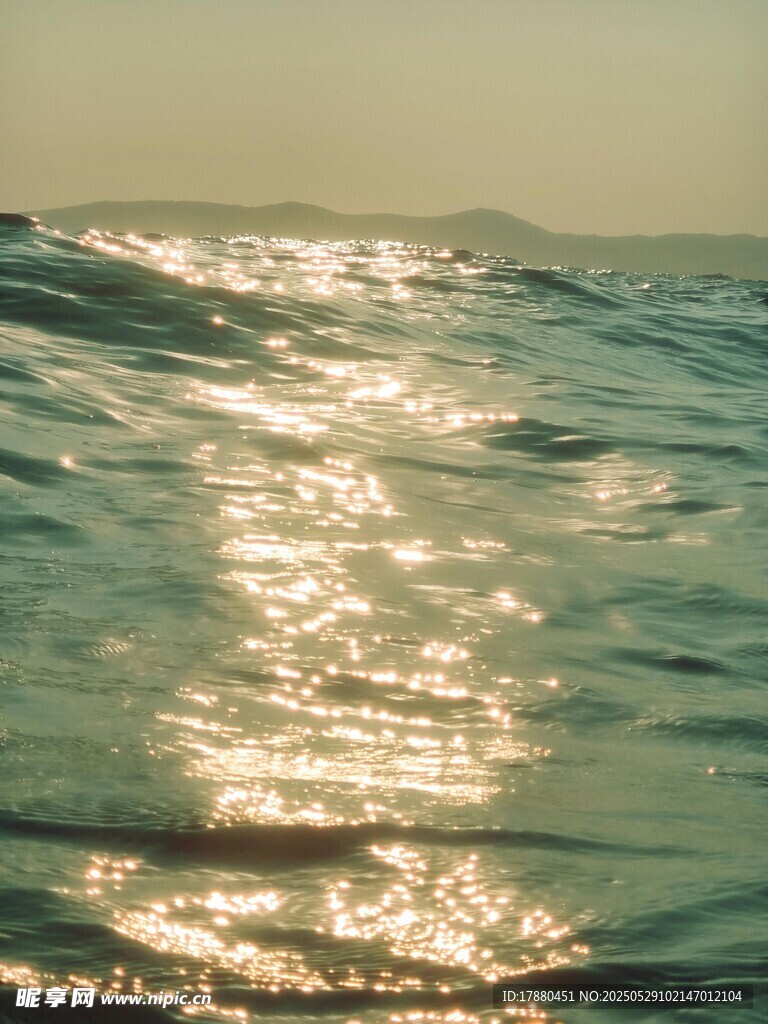 波光粼粼的海面