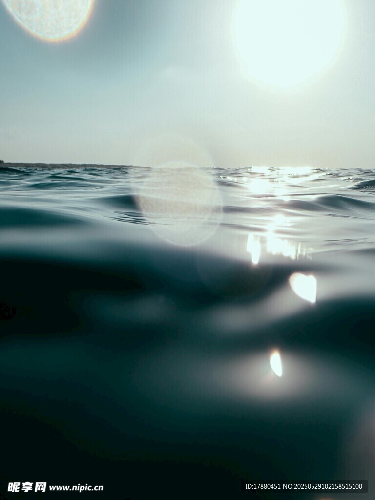 波光粼粼的水面
