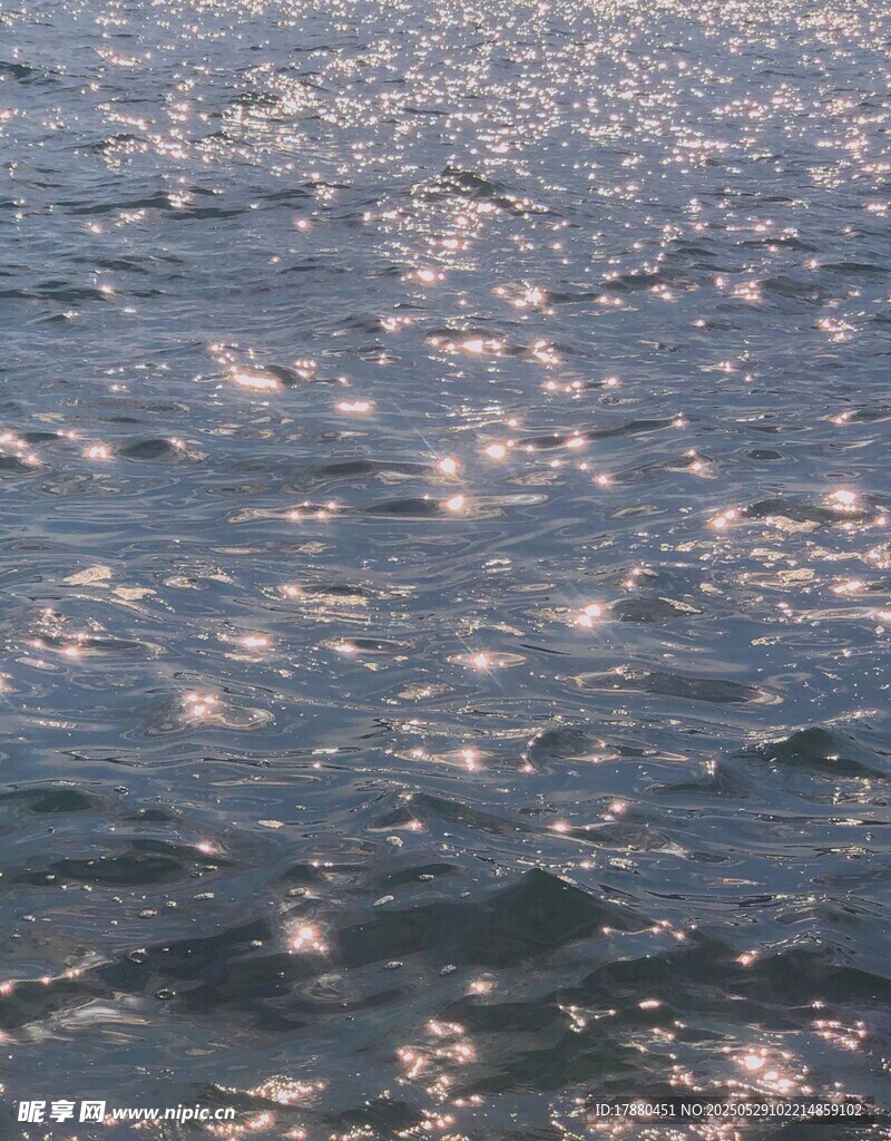 波光粼粼的海面