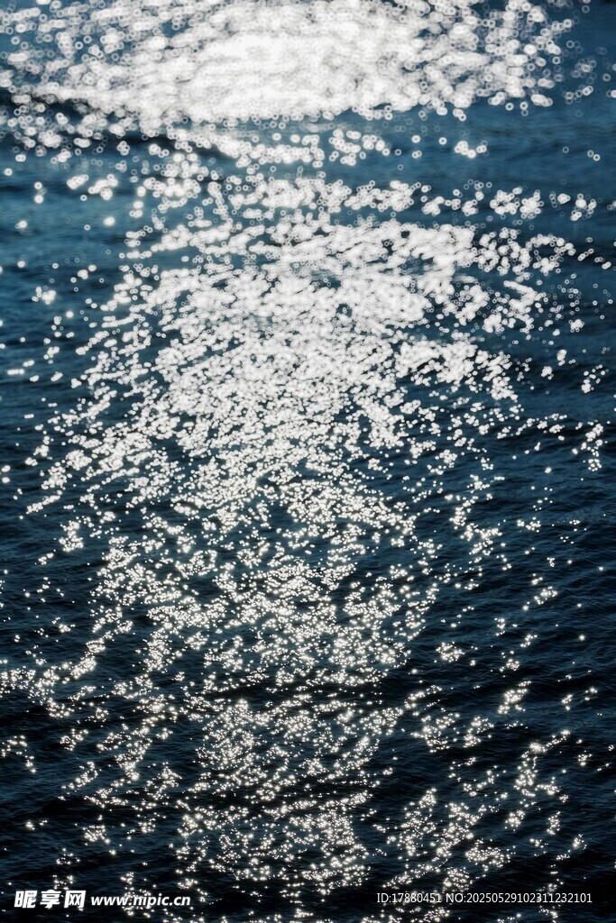 波光粼粼的海面