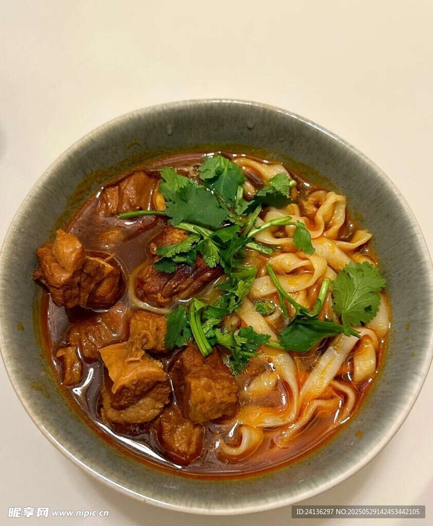 美味牛肉面條誘人呈現(xiàn)