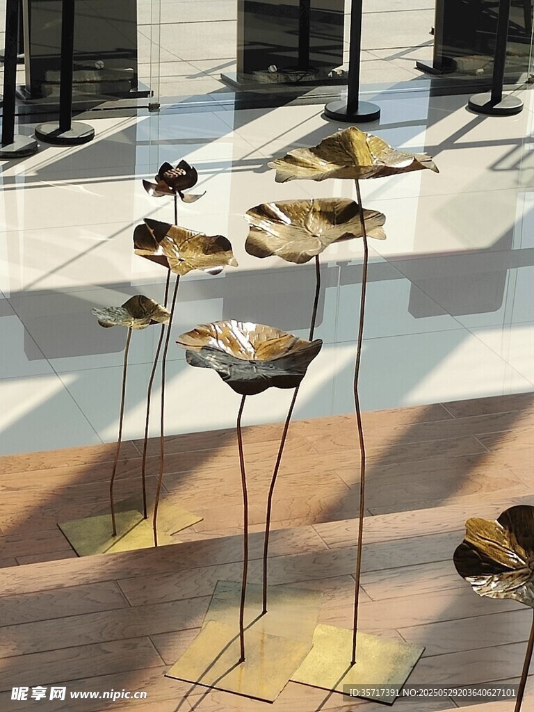 現代金屬荷花雕塑擺件