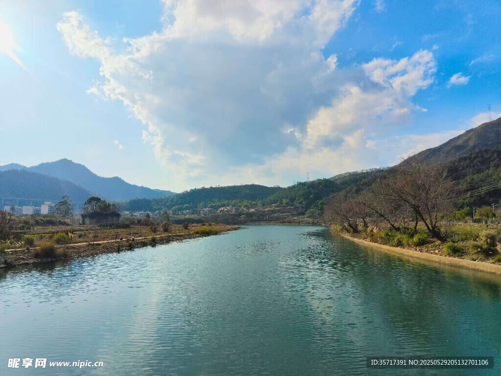 秀麗江河畔的山水風(fēng)光