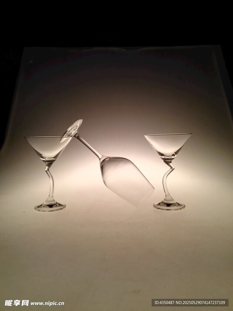 獨特造型的藝術(shù)酒杯
