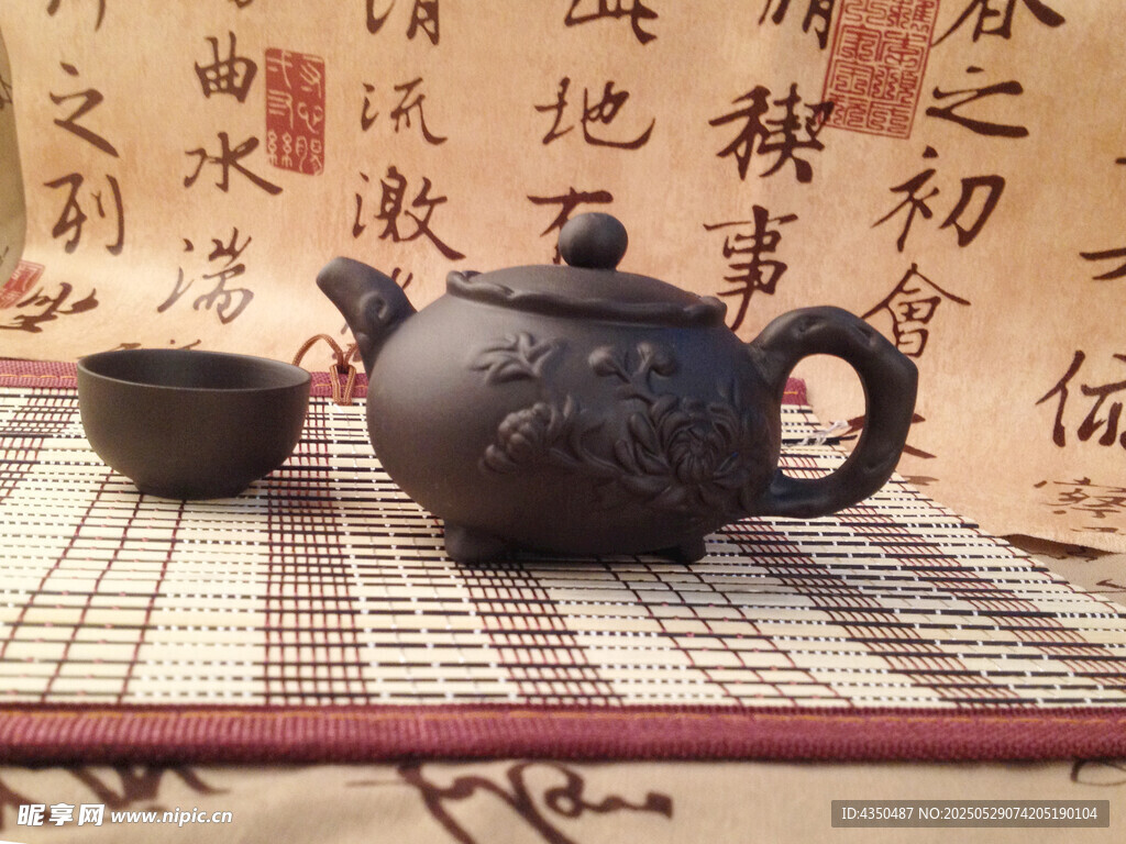 古樸紫砂壺搭配精致小杯