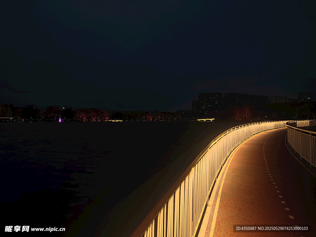 夜晚公路上的絢麗光影