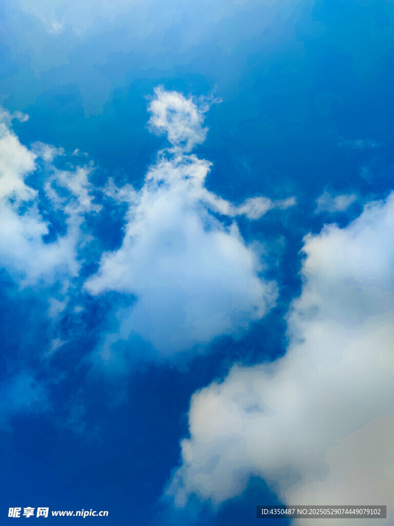藍天中的蓬松白云